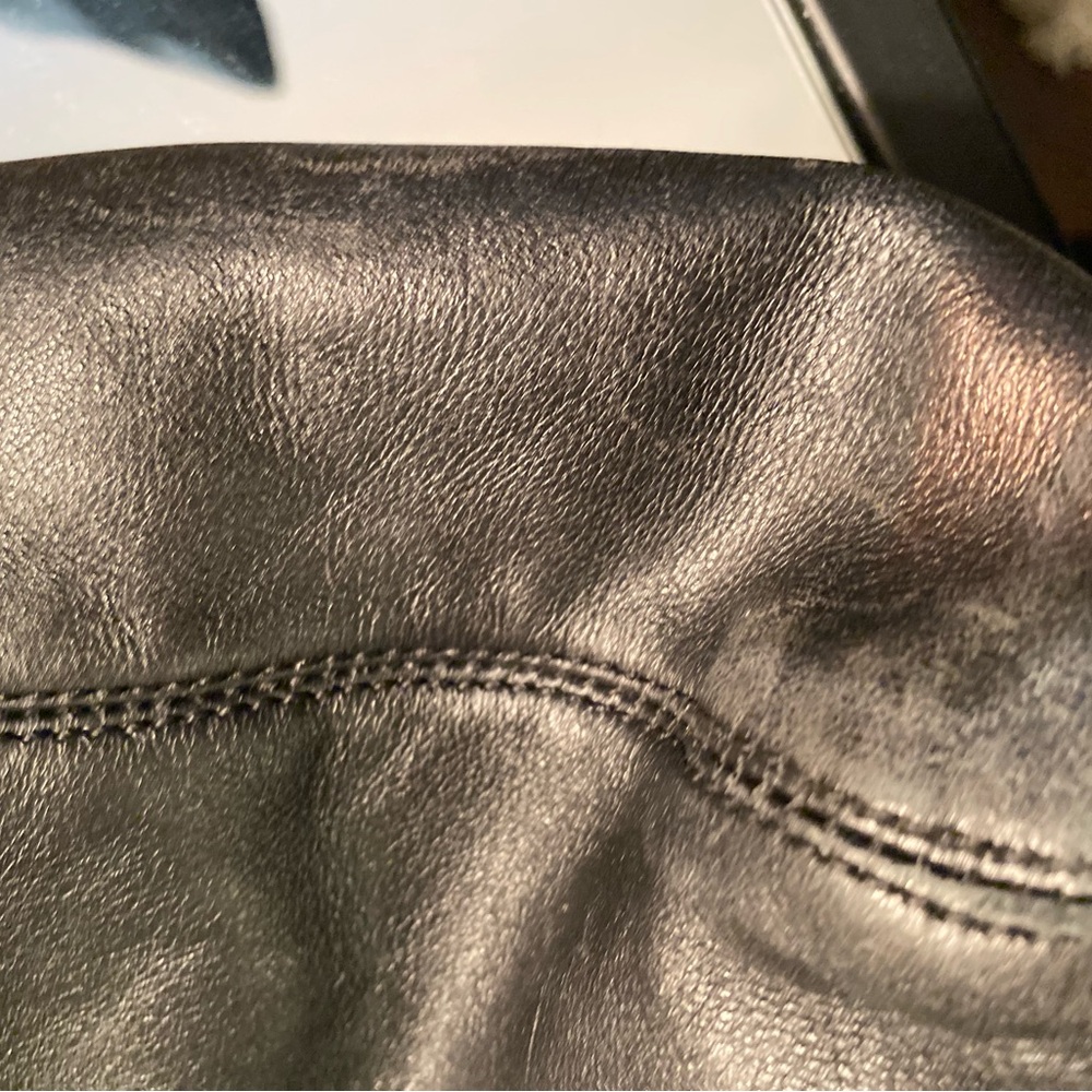 Chanel Rare tasteful understated embossed bag with tortoise shell accent. - Picture 6 of 15